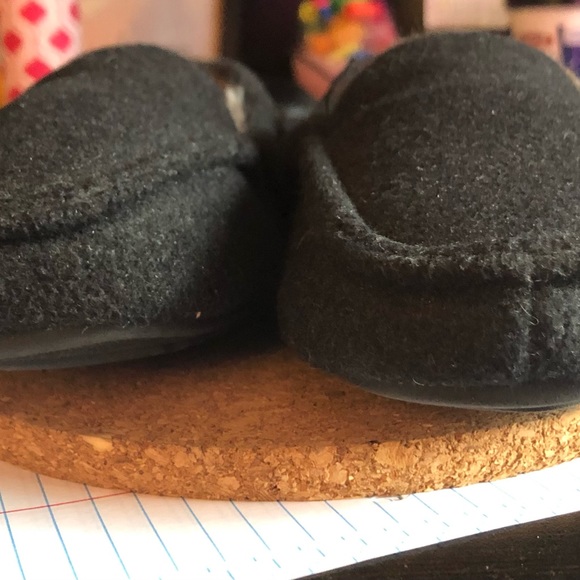 Size 7/8 black fuzzy slippers - Picture 3 of 9